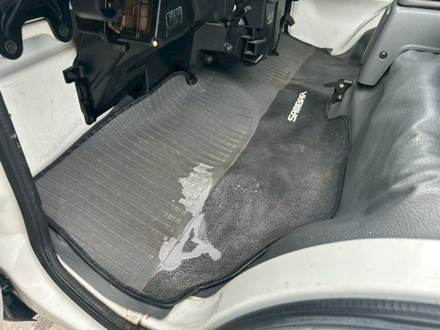 サンバートラック  エアコン 社外アルミホイール12インチ 4WD 平床ボディ 三方開 社外オーディオ CD メーカーオプションフロントメッキバイザー メッキドアミラー 5MT 下廻りシャーシブラック塗装済み(50枚目)