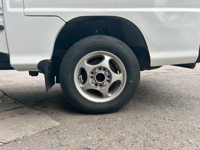サンバートラック  エアコン 社外アルミホイール12インチ 4WD 平床ボディ 三方開 社外オーディオ CD メーカーオプションフロントメッキバイザー メッキドアミラー 5MT 下廻りシャーシブラック塗装済み(55枚目)