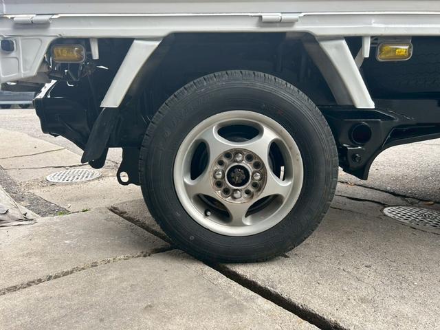 サンバートラック  エアコン 社外アルミホイール12インチ 4WD 平床ボディ 三方開 社外オーディオ CD メーカーオプションフロントメッキバイザー メッキドアミラー 5MT 下廻りシャーシブラック塗装済み(56枚目)