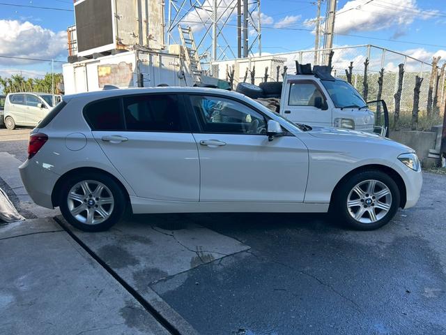 １シリーズ １１６ｉ　ＥＴＣ　純正アルミ１６インチ　スマートキー　アイドリングストップ　ＨＩＤ　オートライト　ターボ　電格ミラー　純正ナビ　ＣＤ・ＤＶＤ再生　ＵＳＢ入力端子　Ｂｌｕｅｔｏｏｔｈ接続　ミュージックサーバ（4枚目）