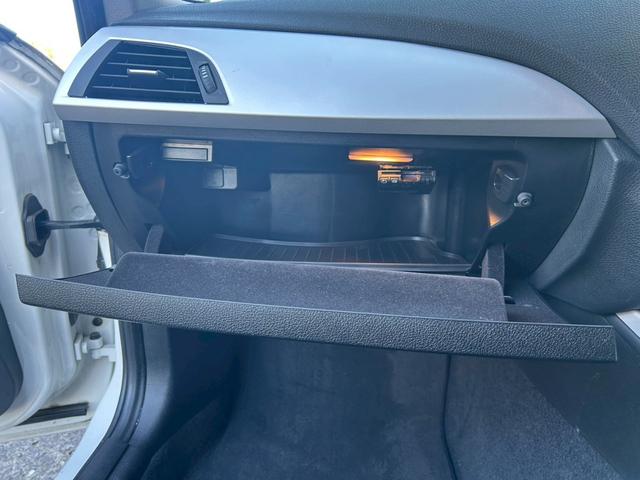 １シリーズ １１６ｉ　ＥＴＣ　純正アルミ１６インチ　スマートキー　アイドリングストップ　ＨＩＤ　オートライト　ターボ　電格ミラー　純正ナビ　ＣＤ・ＤＶＤ再生　ＵＳＢ入力端子　Ｂｌｕｅｔｏｏｔｈ接続　ミュージックサーバ（40枚目）