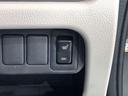 狭い駐車場で便利な電動格納ドアミラーが付いています。