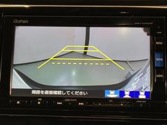 リバースギアに入れるだけで後方の表示へ切り替わります。夜間や雨の日の駐車も楽になりますよ。 3