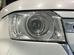 ＬＥＤヘッドライトは、点灯の瞬間から最大光量を発揮し、突然暗くなるトンネルなどでの安定感を高めます。 4