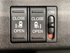 左右両側パワースライドドアが付いています。ワンタッチで簡単にお子様でも、お年寄りの方でも、開閉できますからとても便利です。キーレスや車内スイッチでも自動でドアの開閉ができます。 5