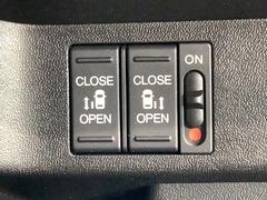 左右両側パワースライドドアが付いています。ワンタッチで簡単にお子様でも、お年寄りの方でも、開閉できますからとても便利です。キーレスや車内スイッチでも自動でドアの開閉ができます。 5