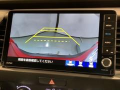 リバースギアに入れるだけで後方の表示へ切り替わります。夜間や雨の日の駐車も楽になりますよ。 3