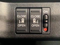 左右両側パワースライドドアが付いています。ワンタッチで簡単にお子様でも、お年寄りの方でも、開閉できますからとても便利です。キーレスや車内スイッチでも自動でドアの開閉ができます。 6