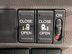 左右両側パワースライドドアが付いています。ワンタッチで簡単にお子様でも、お年寄りの方でも、開閉できますからとても便利です。キーレスや車内スイッチでも自動でドアの開閉ができます。 6
