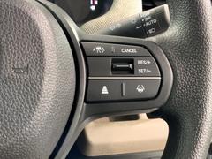 クルーズコントロールを装備しています。高速道路などで一定の速度で走ってくれるので運転が楽ですよ！速度を設定できますので、スピードの出しすぎにも注意できます。 6