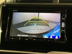 リバースギアに入れるだけで後方の表示へ切り替わります。夜間や雨の日の駐車も楽になりますよ。 3