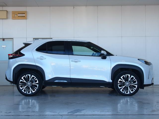 ヤリスクロス ハイブリッドZ ワンオーナー 純正8型ディスプレイオーディオ 全周囲カメラ Bluetooth ステアリングヒーター シートヒーター オートミラー ドラレコ ETC シートカバー 純正18AW ドアエッジモール(6枚目)