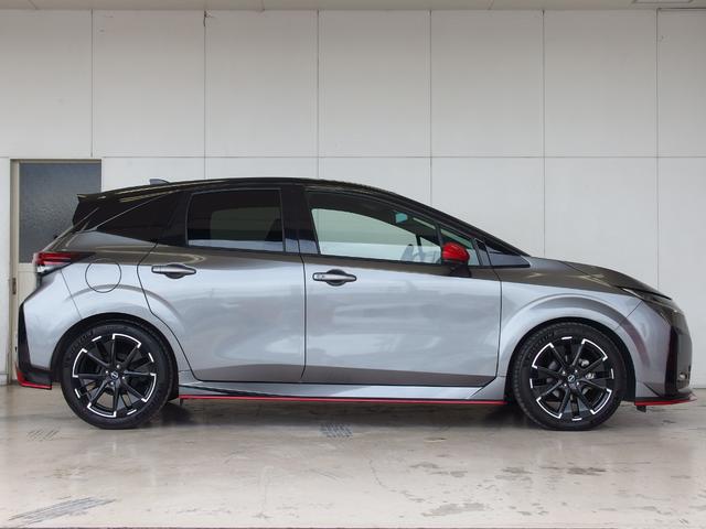 オーラ ニスモ　ワンオーナー　ブラックルーフ　アラウンドビューモニター　インテリジェントルームミラー　純正９インチナビ　ハーフレザーシート　純正デジタルインナーミラー　純正１７ＡＷ　フルセグ　専用ステアリング（6枚目）