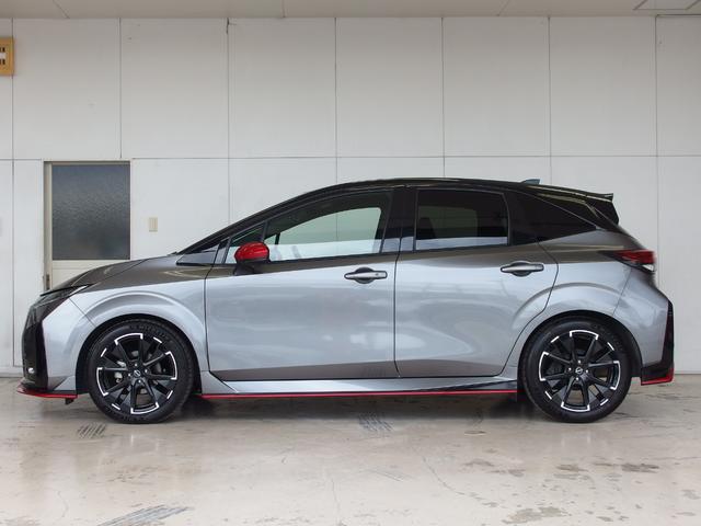 オーラ ニスモ　ワンオーナー　ブラックルーフ　アラウンドビューモニター　インテリジェントルームミラー　純正９インチナビ　ハーフレザーシート　純正デジタルインナーミラー　純正１７ＡＷ　フルセグ　専用ステアリング（7枚目）