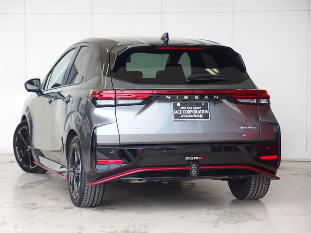 オーラ ニスモ　ワンオーナー　ブラックルーフ　アラウンドビューモニター　インテリジェントルームミラー　純正９インチナビ　ハーフレザーシート　純正デジタルインナーミラー　純正１７ＡＷ　フルセグ　専用ステアリング（8枚目）