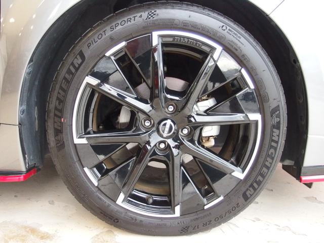 オーラ ニスモ　ワンオーナー　ブラックルーフ　アラウンドビューモニター　インテリジェントルームミラー　純正９インチナビ　ハーフレザーシート　純正デジタルインナーミラー　純正１７ＡＷ　フルセグ　専用ステアリング（9枚目）