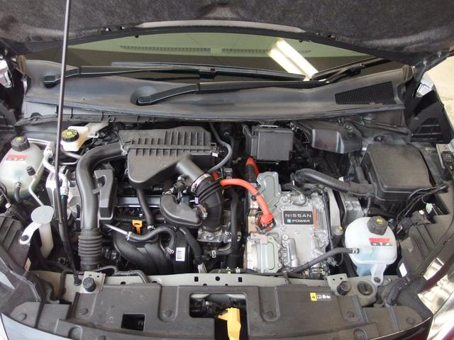 オーラ ニスモ　ワンオーナー　ブラックルーフ　アラウンドビューモニター　インテリジェントルームミラー　純正９インチナビ　ハーフレザーシート　純正デジタルインナーミラー　純正１７ＡＷ　フルセグ　専用ステアリング（10枚目）