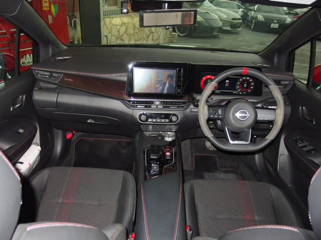 オーラ ニスモ　ワンオーナー　ブラックルーフ　アラウンドビューモニター　インテリジェントルームミラー　純正９インチナビ　ハーフレザーシート　純正デジタルインナーミラー　純正１７ＡＷ　フルセグ　専用ステアリング（11枚目）