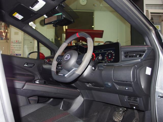 オーラ ニスモ　ワンオーナー　ブラックルーフ　アラウンドビューモニター　インテリジェントルームミラー　純正９インチナビ　ハーフレザーシート　純正デジタルインナーミラー　純正１７ＡＷ　フルセグ　専用ステアリング（12枚目）