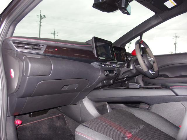 オーラ ニスモ　ワンオーナー　ブラックルーフ　アラウンドビューモニター　インテリジェントルームミラー　純正９インチナビ　ハーフレザーシート　純正デジタルインナーミラー　純正１７ＡＷ　フルセグ　専用ステアリング（13枚目）