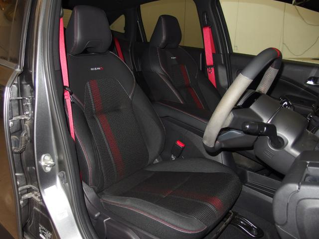 オーラ ニスモ　ワンオーナー　ブラックルーフ　アラウンドビューモニター　インテリジェントルームミラー　純正９インチナビ　ハーフレザーシート　純正デジタルインナーミラー　純正１７ＡＷ　フルセグ　専用ステアリング（14枚目）