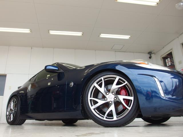 フェアレディＺ バージョンＳＴ　ワンオーナー　車高調　ハーフレザーシート　純正ＨＤＤナビ　フルセグ　Ｂｌｕｅｔｏｏｔｈ　Ｂカメラ　ＢＯＳＥサウンドシステム　Ｐシート　シートヒーター　純正リアウィング　純正１９ＡＷ　レッド曙キャリパー（5枚目）