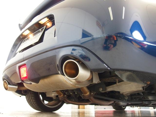 フェアレディＺ バージョンＳＴ　ワンオーナー　車高調　ハーフレザーシート　純正ＨＤＤナビ　フルセグ　Ｂｌｕｅｔｏｏｔｈ　Ｂカメラ　ＢＯＳＥサウンドシステム　Ｐシート　シートヒーター　純正リアウィング　純正１９ＡＷ　レッド曙キャリパー（10枚目）