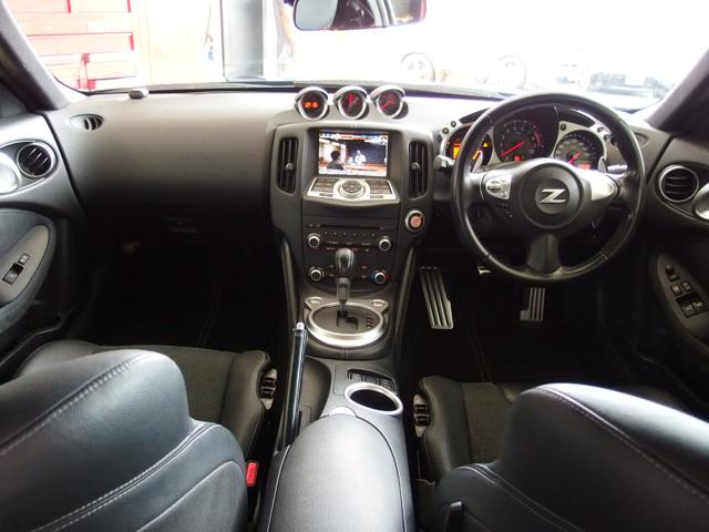 フェアレディＺ バージョンＳＴ　ワンオーナー　車高調　ハーフレザーシート　純正ＨＤＤナビ　フルセグ　Ｂｌｕｅｔｏｏｔｈ　Ｂカメラ　ＢＯＳＥサウンドシステム　Ｐシート　シートヒーター　純正リアウィング　純正１９ＡＷ　レッド曙キャリパー（13枚目）