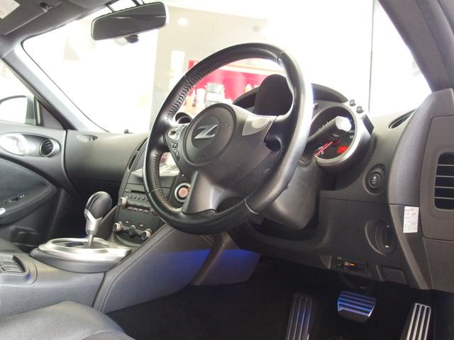 フェアレディＺ バージョンＳＴ　ワンオーナー　車高調　ハーフレザーシート　純正ＨＤＤナビ　フルセグ　Ｂｌｕｅｔｏｏｔｈ　Ｂカメラ　ＢＯＳＥサウンドシステム　Ｐシート　シートヒーター　純正リアウィング　純正１９ＡＷ　レッド曙キャリパー（14枚目）