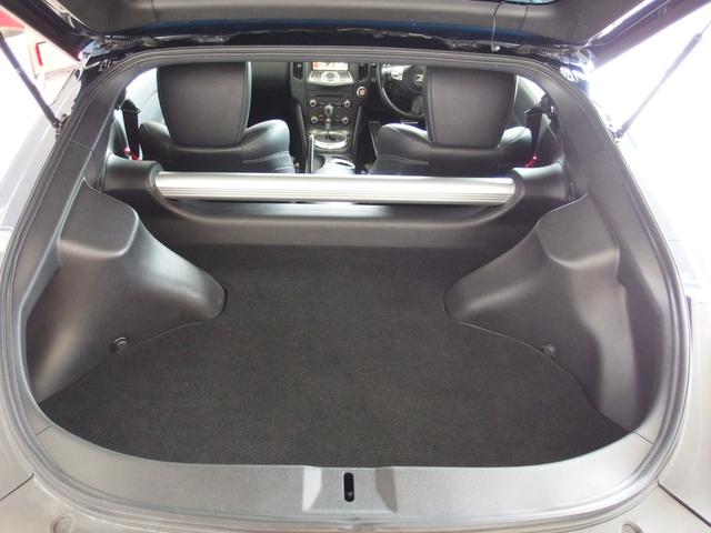 フェアレディＺ バージョンＳＴ　ワンオーナー　車高調　ハーフレザーシート　純正ＨＤＤナビ　フルセグ　Ｂｌｕｅｔｏｏｔｈ　Ｂカメラ　ＢＯＳＥサウンドシステム　Ｐシート　シートヒーター　純正リアウィング　純正１９ＡＷ　レッド曙キャリパー（17枚目）