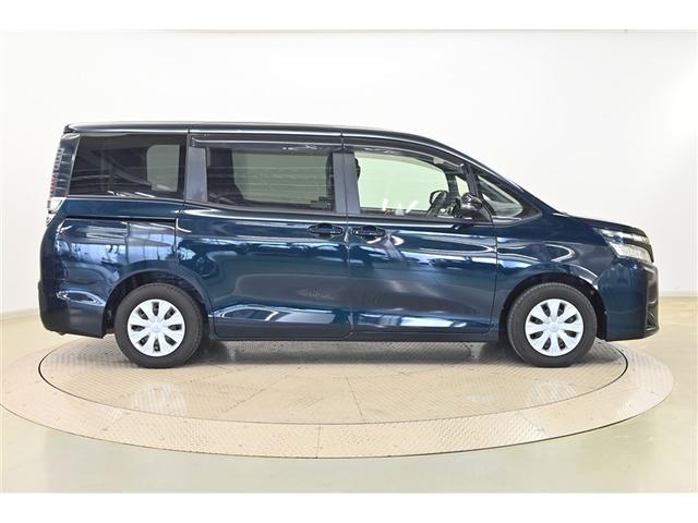 ヴォクシー Ｘ　アイドリングストップ機能　エアバック　ダブルエアコン　盗難防止　Ｒカメラ　ナビ＆ＴＶ　ドラレコ付　ＷＳＲＳ　キ－レス　ワンセグＴＶ　エアコン　パワステ　メモリナビ　横滑防止　ＬＥＤライト　ＰＷ　ＡＷ（4枚目）