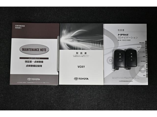 ヴォクシー Ｘ　アイドリングストップ機能　エアバック　ダブルエアコン　盗難防止　Ｒカメラ　ナビ＆ＴＶ　ドラレコ付　ＷＳＲＳ　キ－レス　ワンセグＴＶ　エアコン　パワステ　メモリナビ　横滑防止　ＬＥＤライト　ＰＷ　ＡＷ（17枚目）