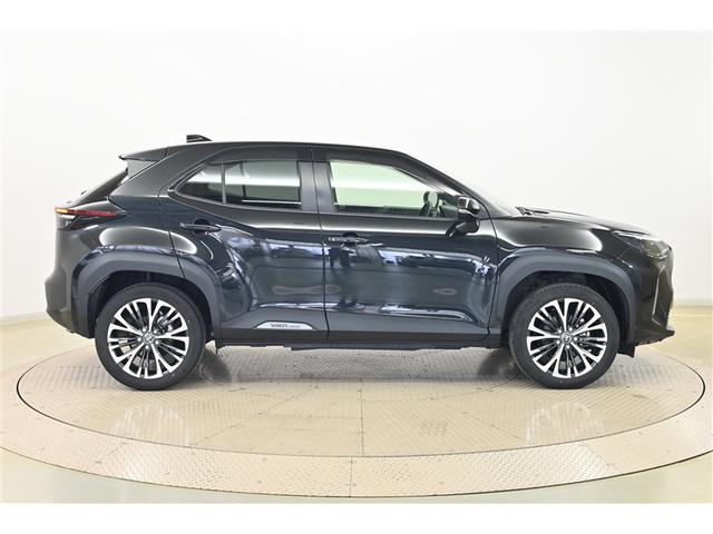 ヤリスクロス ハイブリッドＺ　インテリジェントキー　アルミホイル　ＬＥＤライト　リアカメラ　ナビ　クルーズコントロール　整備記録簿　横滑り防止システム　メモリーナビゲーション　電動シ－ト　パワステ　オートエアコン　キーフリー（4枚目）