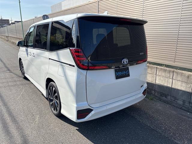 ノア ハイブリッドS-Z バックカメラ スマートキー 快適利便パッケージ 安心降車アシスト シートヒーター スペアタイヤ ユニバーサルステップ(助手席側) TV(フルセグ)+CD・DVDデッキ ETC2.0ユニット(9枚目)
