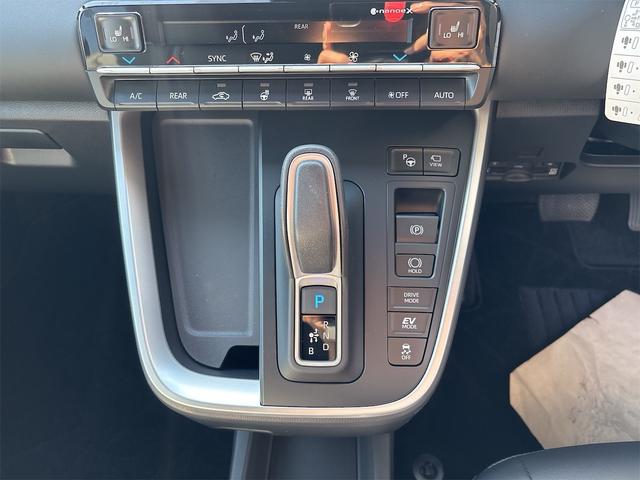 ノア ハイブリッドS-Z バックカメラ スマートキー 快適利便パッケージ 安心降車アシスト シートヒーター スペアタイヤ ユニバーサルステップ(助手席側) TV(フルセグ)+CD・DVDデッキ ETC2.0ユニット(11枚目)