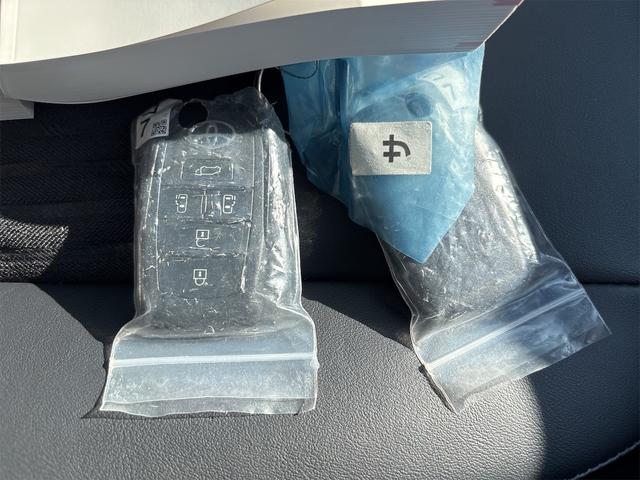 ノア ハイブリッドS-Z バックカメラ スマートキー 快適利便パッケージ 安心降車アシスト シートヒーター スペアタイヤ ユニバーサルステップ(助手席側) TV(フルセグ)+CD・DVDデッキ ETC2.0ユニット(36枚目)