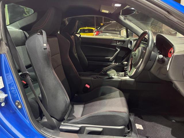 BRZ S 6MT 禁煙車 ロッソモデロ製マフラー STIタワーバー GTグレード専用17インチアルミ バックカメラ SDナビ ドラレコ ETC アクセスキー&プッシュスタート 純正革巻きステアリング(11枚目)
