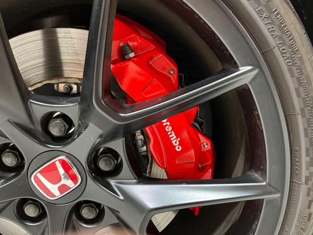 シビック タイプR 6MT 大型リアスポイラー センタートリプルマフラー ブレンボキャリパー 専用スポーツシート メーカーナビ バックカメラ ホンダセンシング ETC スマートキー 純正19インチアルミ LEDヘッド(6枚目)