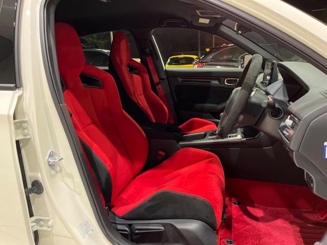 シビック タイプR 6MT 大型リアスポイラー センタートリプルマフラー ブレンボキャリパー 専用スポーツシート メーカーナビ バックカメラ ホンダセンシング ETC スマートキー 純正19インチアルミ LEDヘッド(12枚目)