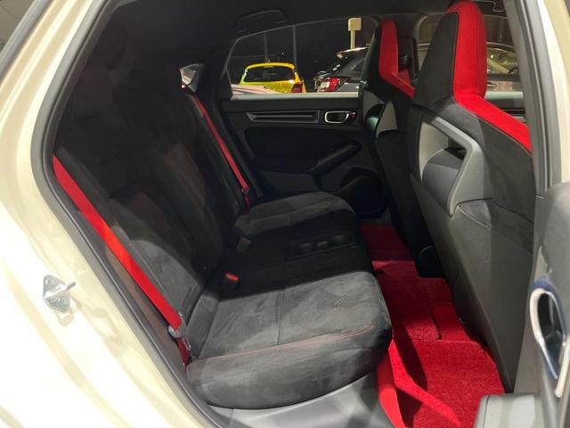 シビック タイプR 6MT 大型リアスポイラー センタートリプルマフラー ブレンボキャリパー 専用スポーツシート メーカーナビ バックカメラ ホンダセンシング ETC スマートキー 純正19インチアルミ LEDヘッド(13枚目)