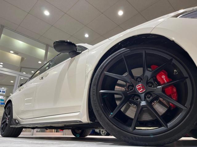 シビック タイプR 6MT 大型リアスポイラー センタートリプルマフラー ブレンボキャリパー 専用スポーツシート メーカーナビ バックカメラ ホンダセンシング ETC スマートキー 純正19インチアルミ LEDヘッド(15枚目)