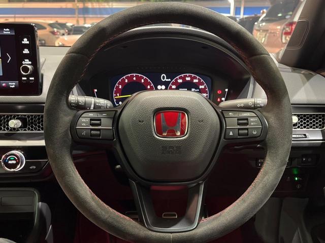 シビック タイプR 6MT 大型リアスポイラー センタートリプルマフラー ブレンボキャリパー 専用スポーツシート メーカーナビ バックカメラ ホンダセンシング ETC スマートキー 純正19インチアルミ LEDヘッド(16枚目)