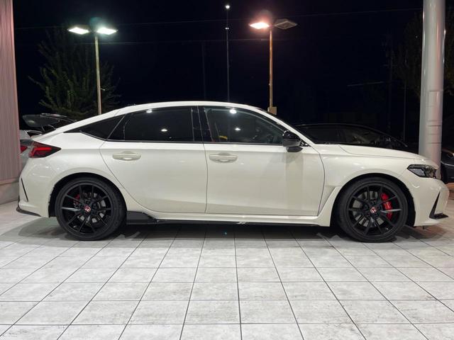 シビック タイプR 6MT 大型リアスポイラー センタートリプルマフラー ブレンボキャリパー 専用スポーツシート メーカーナビ バックカメラ ホンダセンシング ETC スマートキー 純正19インチアルミ LEDヘッド(25枚目)