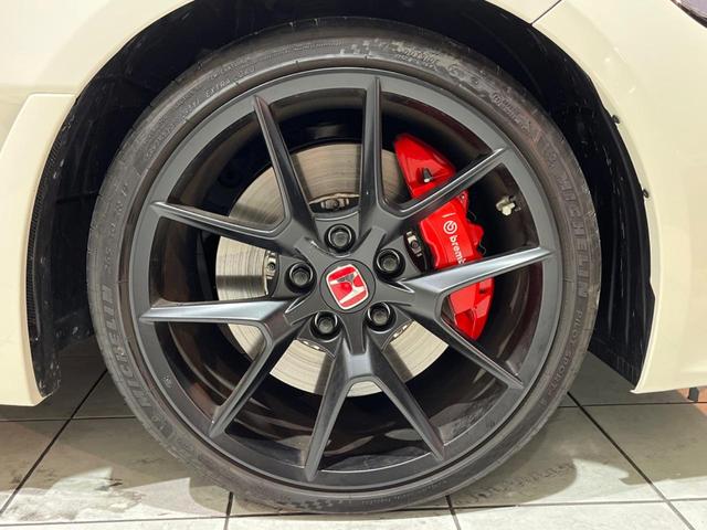 シビック タイプR 6MT 大型リアスポイラー センタートリプルマフラー ブレンボキャリパー 専用スポーツシート メーカーナビ バックカメラ ホンダセンシング ETC スマートキー 純正19インチアルミ LEDヘッド(36枚目)