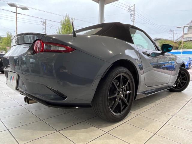 ロードスター Ｓレザーパッケージ　ホワイトセレクション　ＭＴ車　フルエアロ　バックカメラ　ＢＯＳＥサウンド　衝突被害軽減システム　禁煙車　レザーシート　コーナーセンサー　スマートキー　ＬＥＤヘッド　ビルトインＥＴＣ　クルコン　車線逸脱警報　オートライト（21枚目）