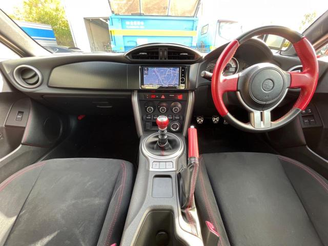86 GT TRDエアロ 禁煙車 6速MT SDナビ バックカメラ スマートキー&プッシュスタート ETC デュアルオートエアコン 革巻きハンドル HIDヘッドライト 純正17インチアルミ(2枚目)