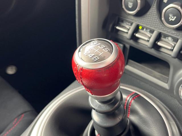 86 GT TRDエアロ 禁煙車 6速MT SDナビ バックカメラ スマートキー&プッシュスタート ETC デュアルオートエアコン 革巻きハンドル HIDヘッドライト 純正17インチアルミ(4枚目)