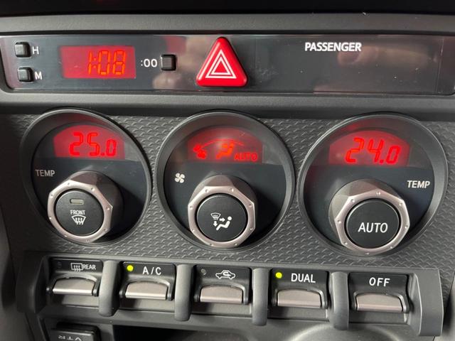 86 GT TRDエアロ 禁煙車 6速MT SDナビ バックカメラ スマートキー&プッシュスタート ETC デュアルオートエアコン 革巻きハンドル HIDヘッドライト 純正17インチアルミ(9枚目)