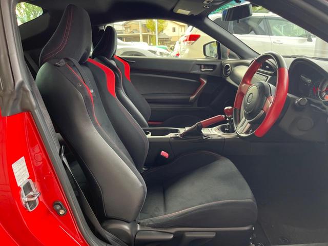 86 GT TRDエアロ 禁煙車 6速MT SDナビ バックカメラ スマートキー&プッシュスタート ETC デュアルオートエアコン 革巻きハンドル HIDヘッドライト 純正17インチアルミ(11枚目)