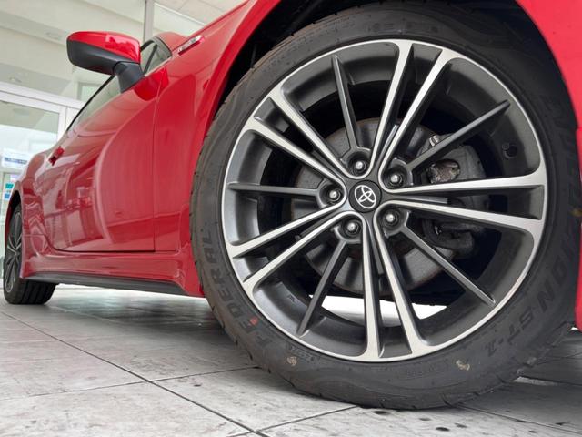 86 GT TRDエアロ 禁煙車 6速MT SDナビ バックカメラ スマートキー&プッシュスタート ETC デュアルオートエアコン 革巻きハンドル HIDヘッドライト 純正17インチアルミ(15枚目)